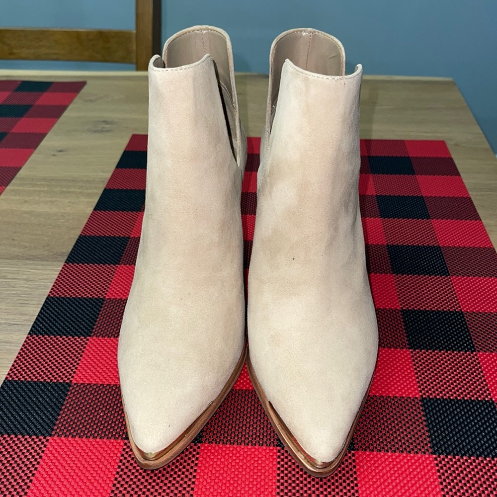 VINCE CAMUTO BOOTIES (BRAND NEW NEVER EVER WORN)